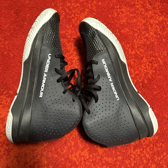 Under armor boys shoes 5.5 - Picture 4 of 6
